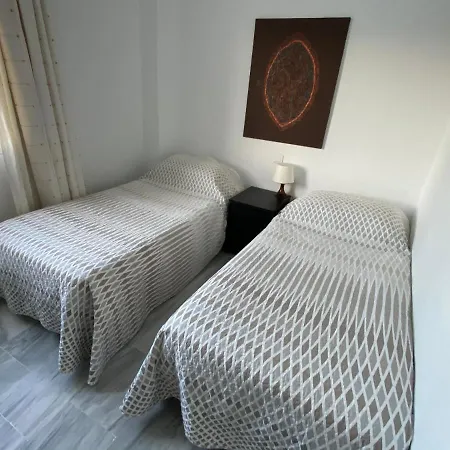 3 Bed Sleeps 6 In Apartment *