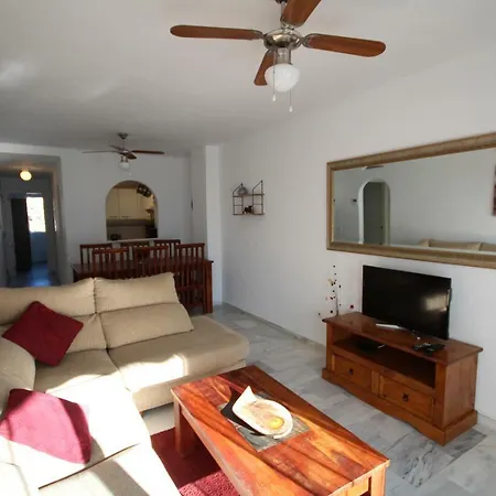 3 Bed Sleeps 6 In Apartment *