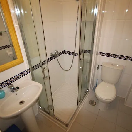 3 Bed Sleeps 6 In Apartment *