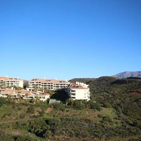 3 Bed Sleeps 6 In Apartment
